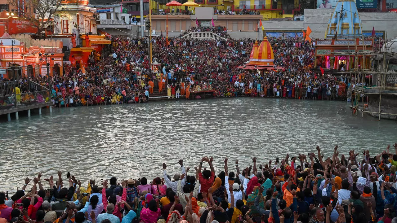 Thành phố Prayagraj - nơi diễn ra lễ hội - là địa điểm giao thoa của 3 con sông lớn: sông Hằng, Yamuna và Saraswati.