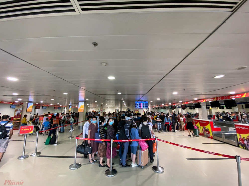 Dù chưa phải là cao điểm, nhưng những ngày qua Sân bay Tân Sơn Nhất luôn trong tình trạng đông nghẹt người chờ làm thủ tục. Ảnh: Quốc Thái