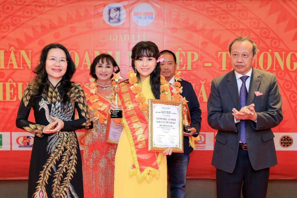 CEO Trương Đinh Thị Bình lên nhận giải Doanh nhân - Doanh nghiệp - Thương hiệu tiêu biểu Việt Nam năm 2019 tại Bali - Indonesia. Ảnh: NVCC