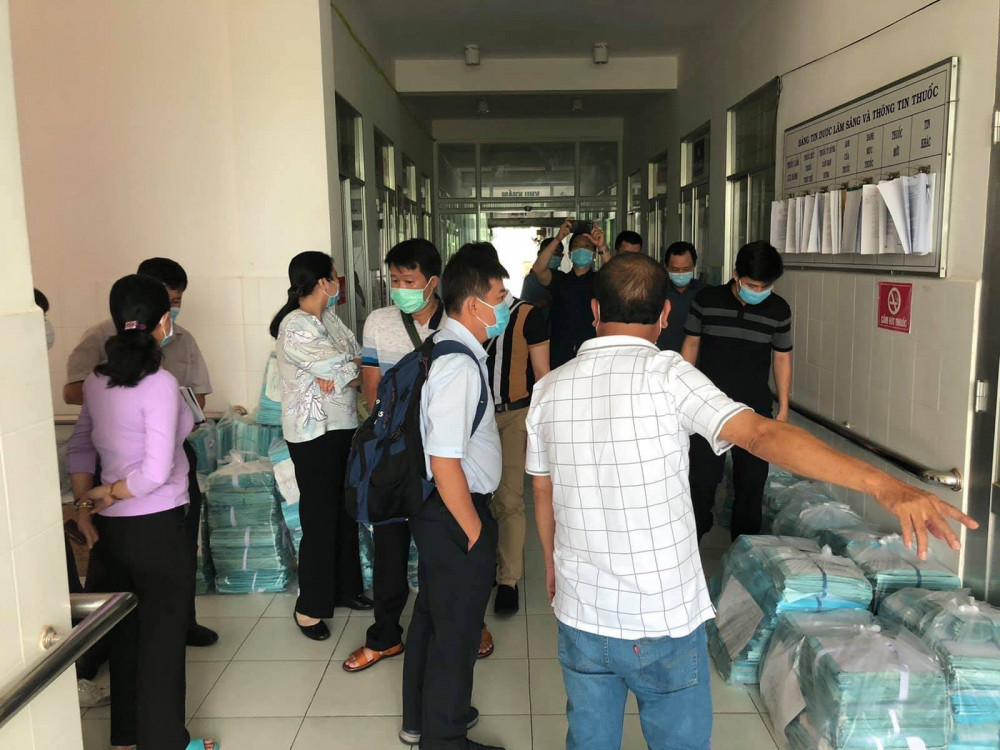 Ảnh: Đoàn công tác của Bệnh viện Chợ Rẫy khảo sát hiện trường và trình bày đề án thiết lập Bệnh viện dã chiến tại Hà Tiên.