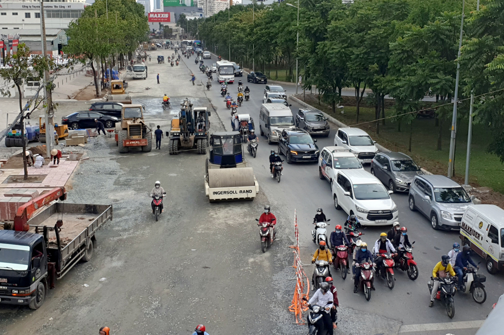 Tại tuyến đường này, trong 3,2km toàn dự án, đoạn từ đường Tôn Đức Thắng đến cầu Thủ Thiêm dài gần 2km đã sửa xong toàn bộ. Đoạn còn lại hơn 1km, từ cầu Thủ Thiêm đến cầu Sài Gòn bị lún nặng được nâng nền 50cm đến 1,2m và lắp hệ thống thoát nước.  Hiện nay, rào chắn trên đoạn gần 1,5km từ tòa nhà The Manor đến cầu Sài Gòn đã được tháo dỡ. Một nửa đường có hướng lưu thông từ cầu Sài Gòn vào trung tâm TP đã thi công hoàn thiện, cho xe chạy bình thường.