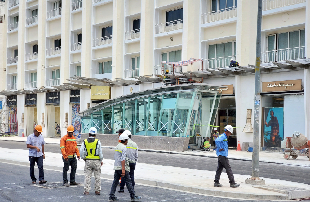 Các công nhân và kĩ sư của công trường kiểm tra hệ thống thoát nước, 