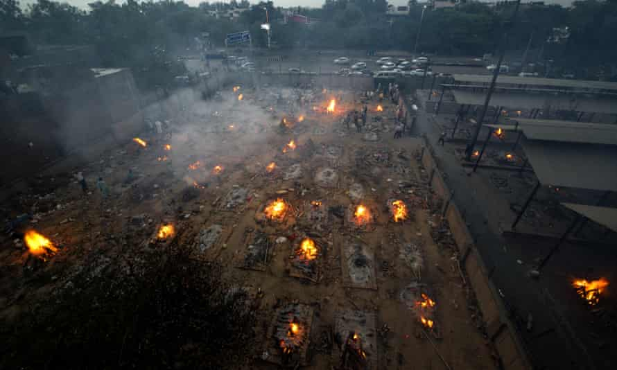 Ánh lửa từ các giàn hảo thiêu làm rục sáng bầu trời đêm tại nhiều khu vực tại Ấn Độ