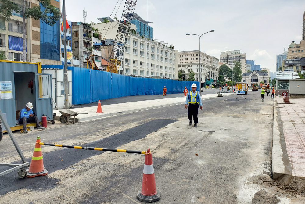 Hàng chục công nhân, kỹ sư vẫn tấp nập ra vào làm việc dù đã gần 12 giờ trưa.