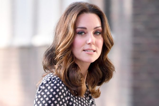 Thường xuyên đắp mặt nạ: Công nương  Kate Middleton đã lựa chọn sử dụng mặt nạ dưỡng da từ nọc ong làm bí quyết làm đẹp da cho mình.