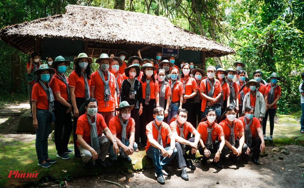 Đoàn công tác chụp ảnh lưu niệm tại nơi làm việc của đồng chí Trần Nam Trung
