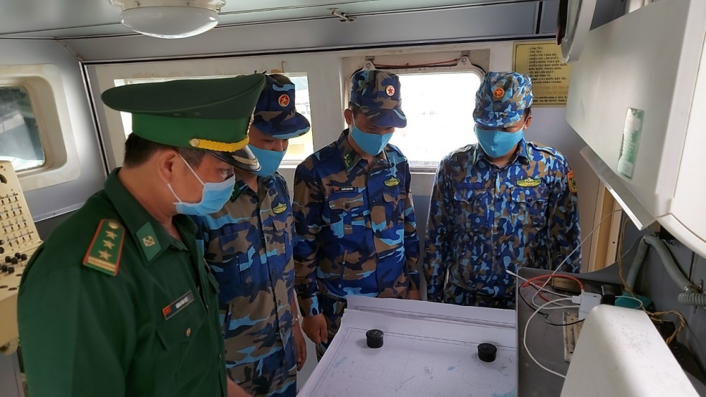 Bộ đội biên phòng tỉnh Kiên Giang triển khai nhiệm vụ trên tàu tuần tra vừa tiếp nhận