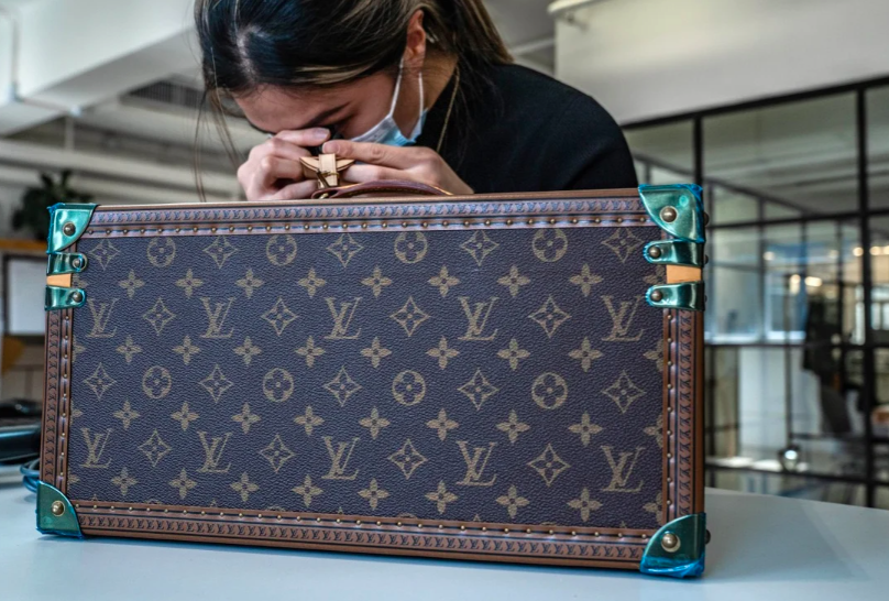 Một nhân viên xác thực một sản phẩm Louis Vuitton đã được sở hữu trước cho Vestiaire Collective. Người mua sắm ở châu Á cuối cùng cũng bắt đầu có ý tưởng mua hàng sở hữu trước. Ảnh: Bloomberg
