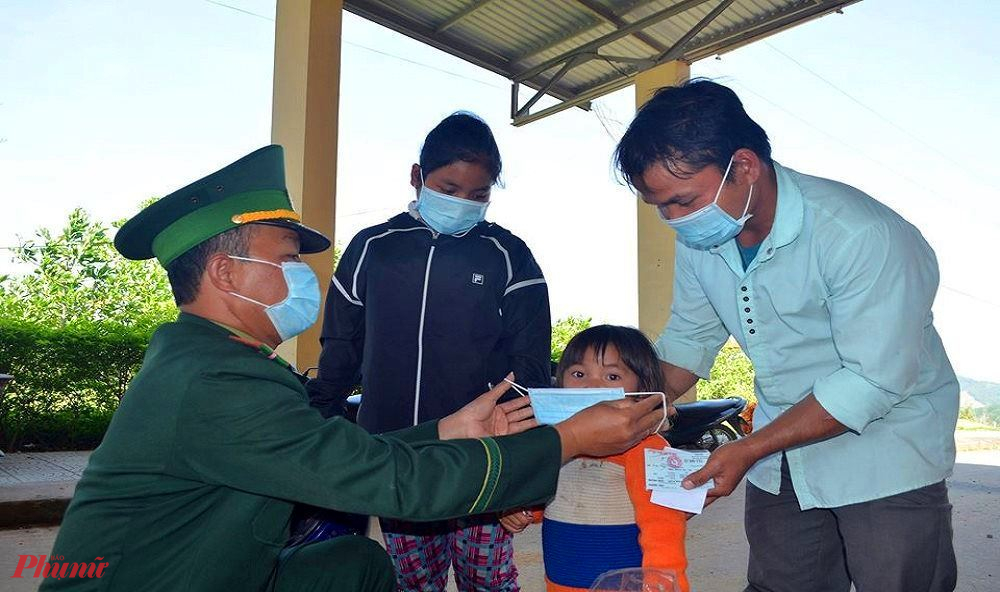 BĐBP tỉnh Thừa Thiên - Huế hướng dẫn người dân vùng biên giới Việt - Lào đem khẩu trang đúng quy định