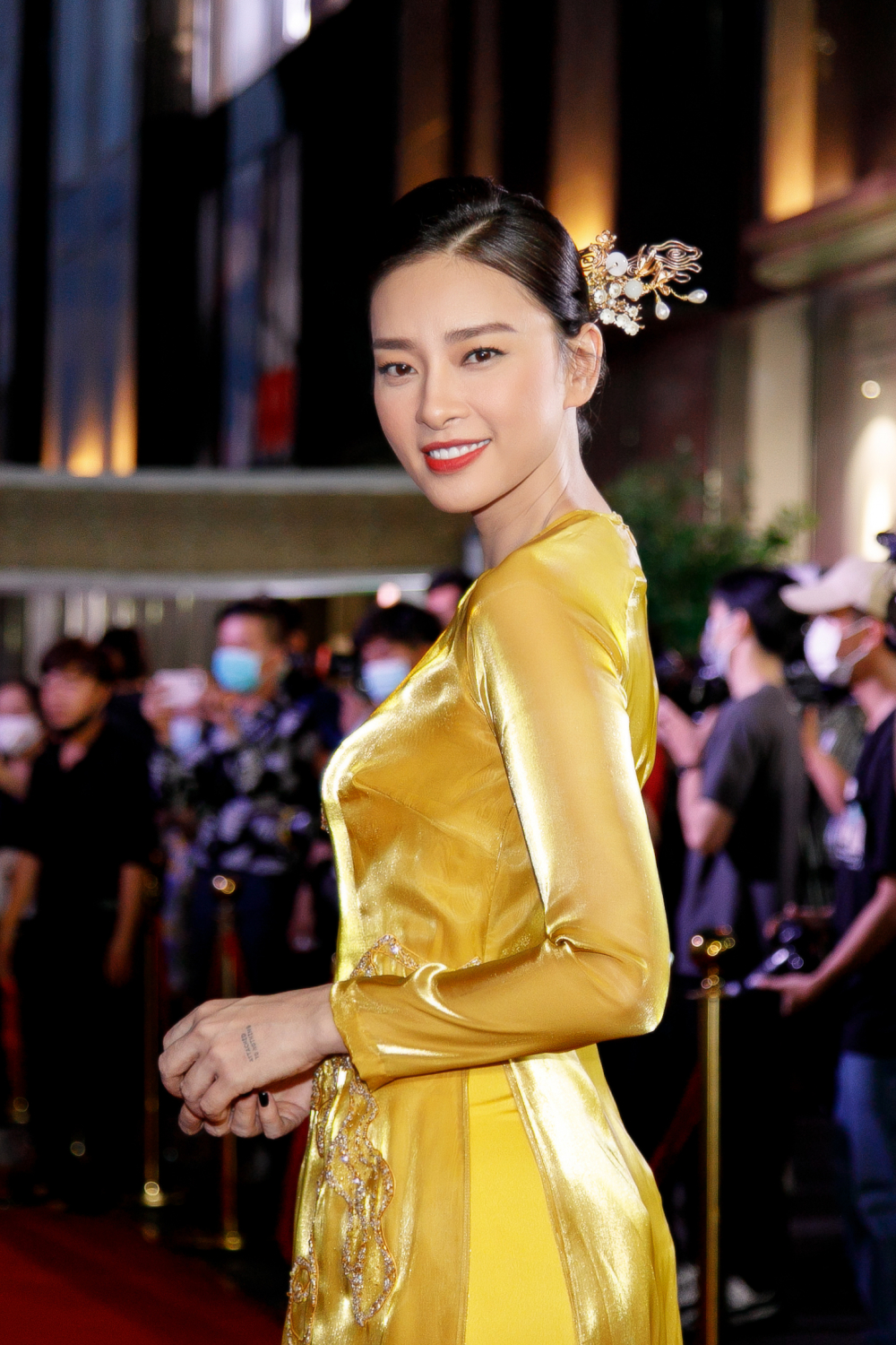 Tối 29/4, rất nhiều sao Việt đã đến chúc mừng phim Trạng Tí, do Ngô Thanh Vân sản xuất. Trong vai trò chủ nhà, nữ diễn viên chđơn giản để tiếp kháchọn một chiếc áo dài 