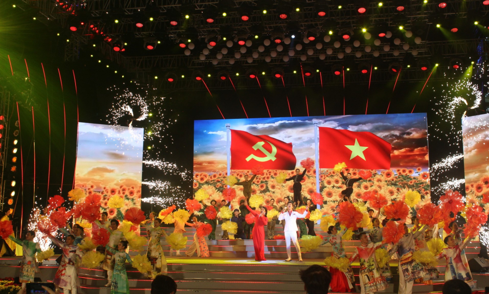 Ca sĩ Đào Mác và Tố Hoa mở đầu chương trình với ca khúc Việt Nam tiếng hát trái tim ta.