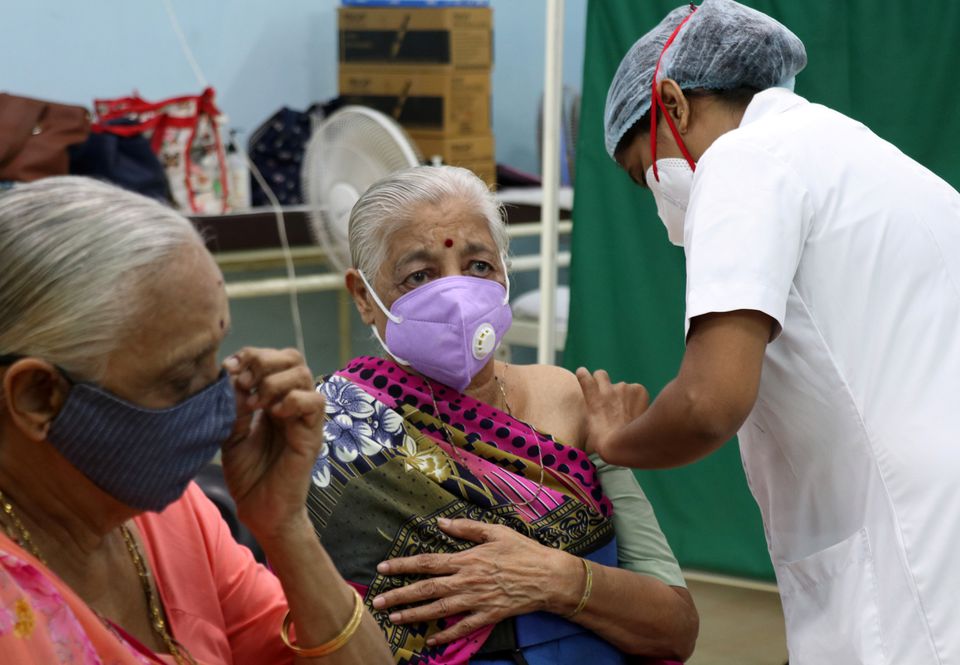 Pramila Shah (82 tuổi) tại Mumbai nhận liều thứ hai của COVISHIELD, một loại vắc-xin phòng bệnh COVID-19 do Viện Huyết thanh của Ấn Độ sản xuất hôm 28/4