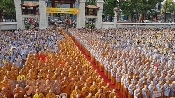 Đông đảo tăng ni, phật tử của thành phố Hà Nội tham dự Đại lễ Phật đản Phật lịch 2562. Ảnh: TTXVN.