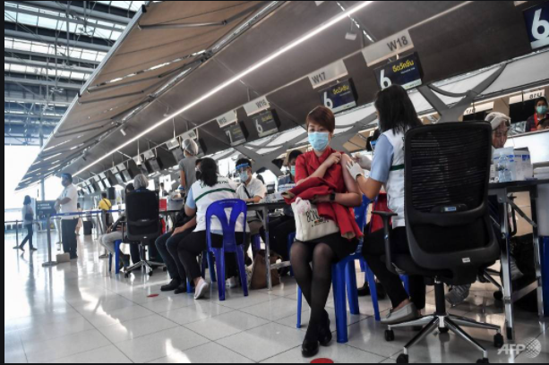 Thái Lan biến sân bay Suvarnabhumi thành điểm chích vắc-xin COVID-19 - Ảnh: AFP