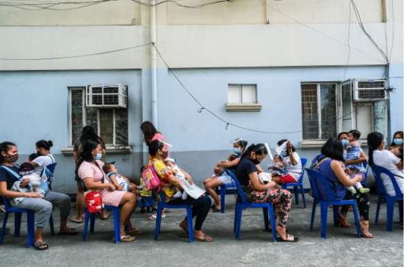 Xếp hàng chờ tiêm vắc-xin ở Quezon, Phillippines - Ảnh: ADB