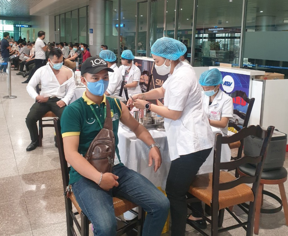 Tiêm vắc xin ngừa COVID-19 cho nhân viên tại sân bay Tân Sơn Nhất