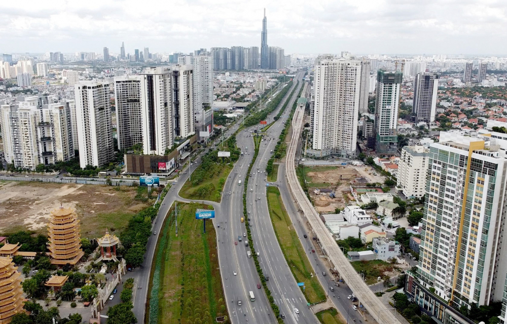 Về hạ tầng giao thông, dự án nâng cấp xa lộ Hà Nội nối trung tâm TPHCM với Thành phố Thủ Đức vừa được thành lập vừa qua đã cơ bản hoàn thành, đưa vào khai thác. Từ 