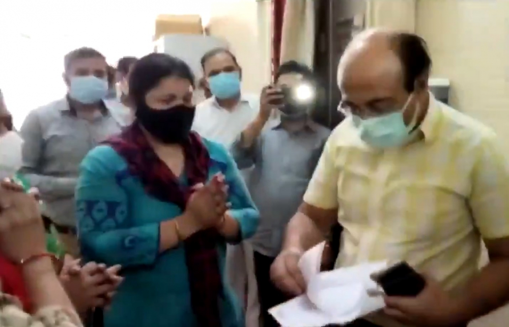 Rinki Devi níu chân Giám đốc Y tế ở Noida, cầu xin ông tìm thuốc cho con trai mình
