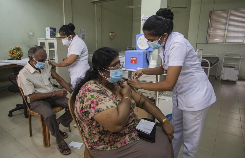 Một cặp vợ chồng người Sri Lanka nhận vắc-xin COVID-19 tại một trung tâm y tế thành phố ở Colombo, Sri Lanka hôm 30/4
