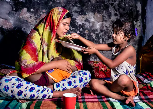 Rasu Begum, 35 tuổi, là một bà mẹ đơn thân của hai đứa con và là một người giúp việc thất nghiệp sống ở Dhaka, Băng-la-đét.