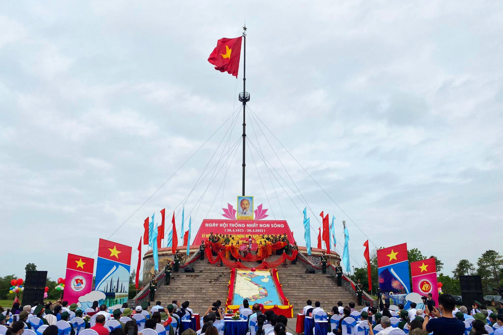 Xúc động Lễ Thượng cờ Thống nhất non sông ở đôi bờ Hiền Lương - Bến Hải
