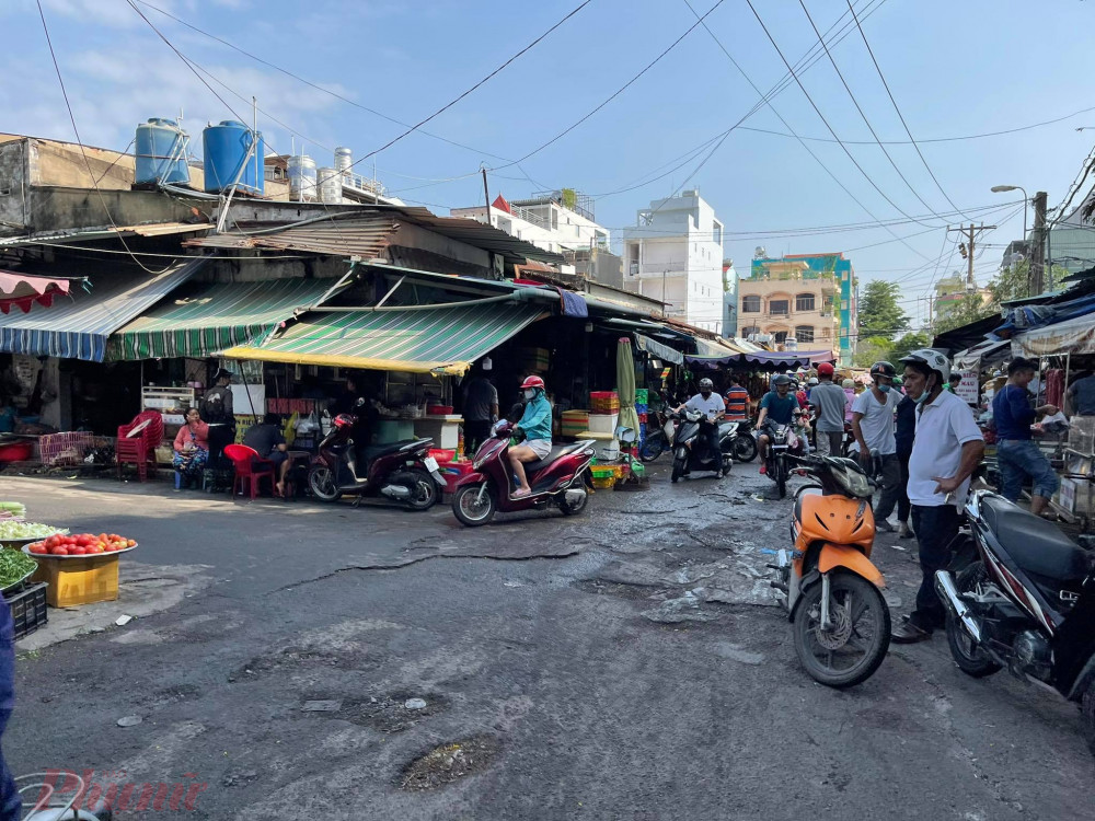 Buổi sáng, lượng khách đi chợ không quá đông, còn vắng hơn so với ngày cuối tuần.