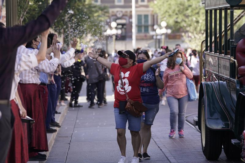 Người dân Mỹ vui mừng khi cocong viên gaiir trí Disneyland mở cửa trở lại.