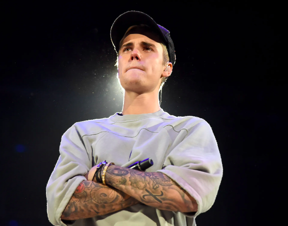 Justin Bieber tiếp tục hoãn chuyến lưu diễn quan trọng trong sự nghiệp.