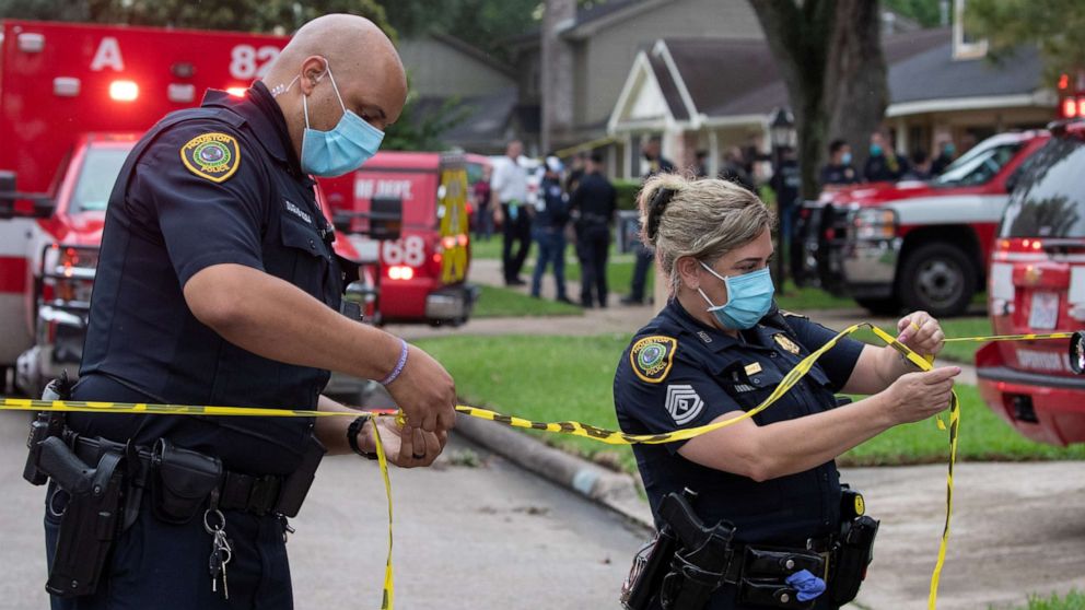 Cảnh sát phong tỏa khu vực quanh ngôi nhà 2 tầng ở Houston, xác định đây có thể là cụm dịch bệnh nguy hiểm