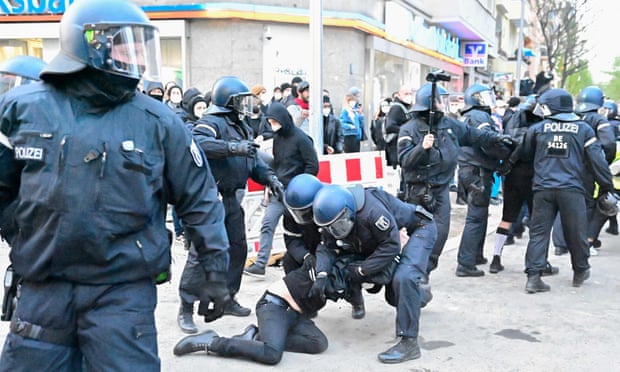 Cảnh sát bắt giữ người biểu tính quá khích ở Berlin.