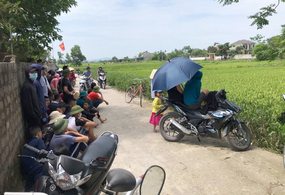 Hàng trăm người dân hiếu kỳ, đội nắng theo dõi quá trình vây bắt Phú