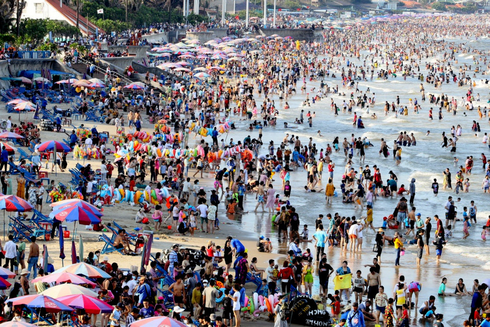 Hàng chục ngàn du khách đổ về TP Vũng Tàu tắm biển trong dịp lễ 30/4. Ảnh: Hải Vân Vũng Tàu