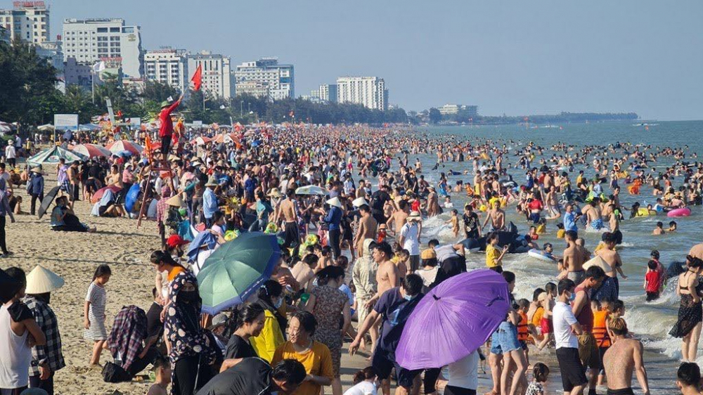 Hàng ngàn người đổ về bãi biển Sầm Sơn chiều 1/5. Dù chính quyền đã khuyến cáo người dân phải tuân thủ 5K nhưng vuệc này hầu như không được thực hiện. Ảnh: Thanh Niên