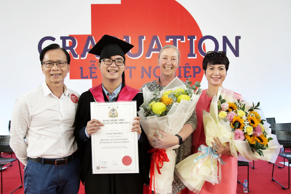 Hoàng Nhật Minh tốt nghiệp ngành cử nhân truyền thông chuyên nghiệp Trường đại học RMIT. Trong ảnh: Minh cùng ba mẹ và cô Carol Witney