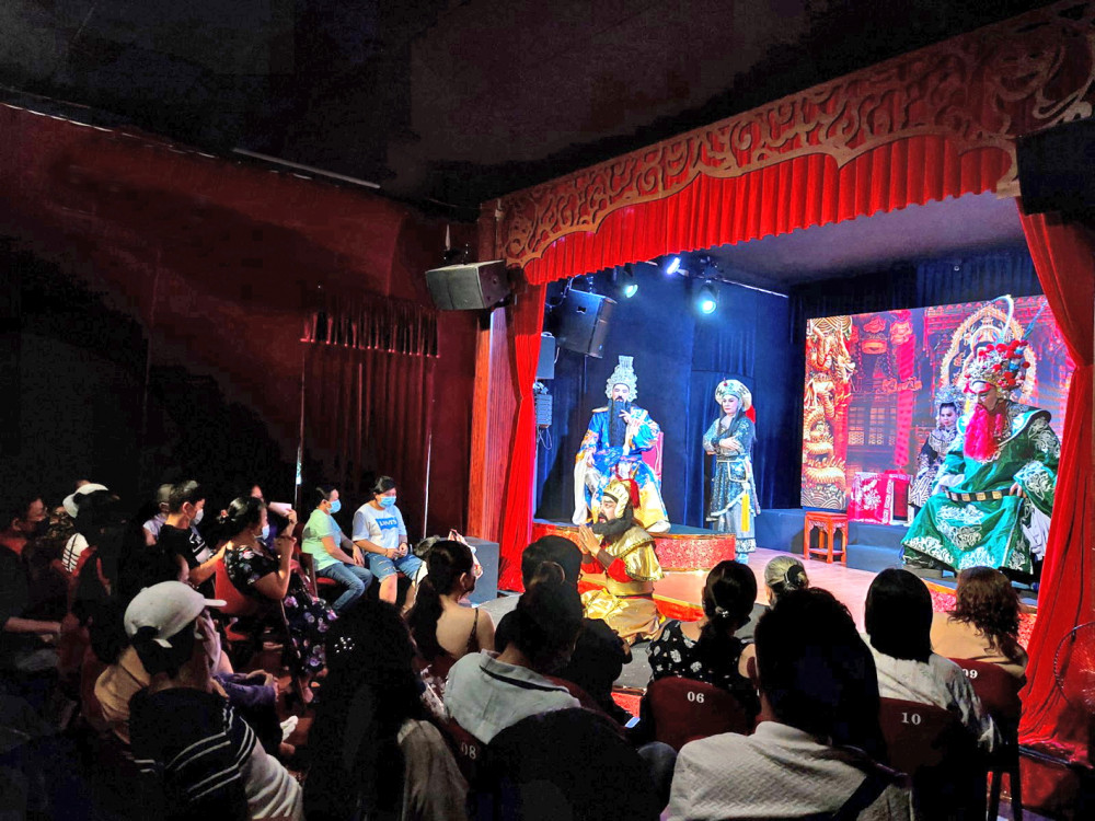 Rất đông khán giả đã đến xem đoàn cải lương tuồng cổ Minh Tơ tái xuất