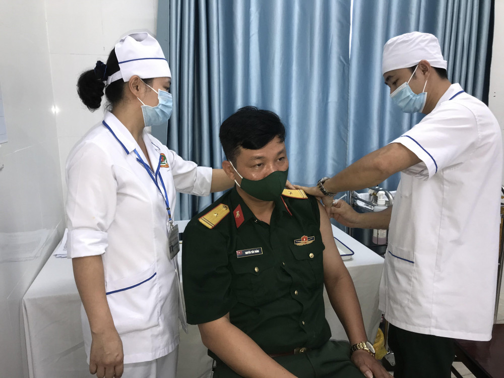  Bộ CHQS tỉnh Thừa Thiên Huế tiêm vắc xin covid - 19 cho cán bộ, chiến sĩ phục vụ nơi tuyến đầu