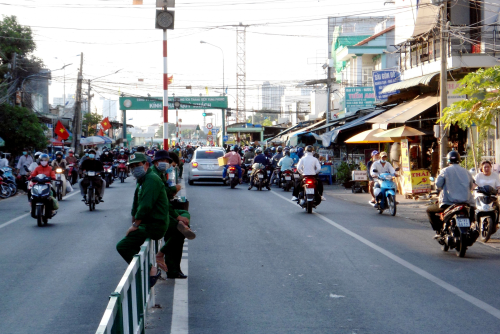 Trái với hình ảnh những dòng xe kéo dài đến vài kilomet của hôm trước, chiều nay việc di chuyển qua phà Cát Lái (TP Thủ Đức) khá dễ dàng. Công công nhân của bến phà cũng đỡ vất vả phân luồng xe như thời điểm người dân bắt đầu đi nghỉ lễ.