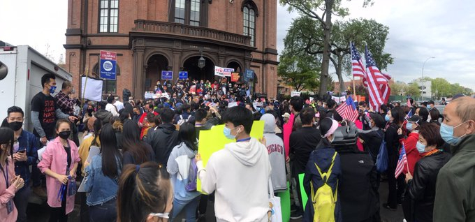 Hàng trăm người đã tập trung ở Queens, một quận của New York City, hôm Chủ nhật (2/5) để lên án tội ác bạo lực nhằm vào người Mỹ gốc Á.