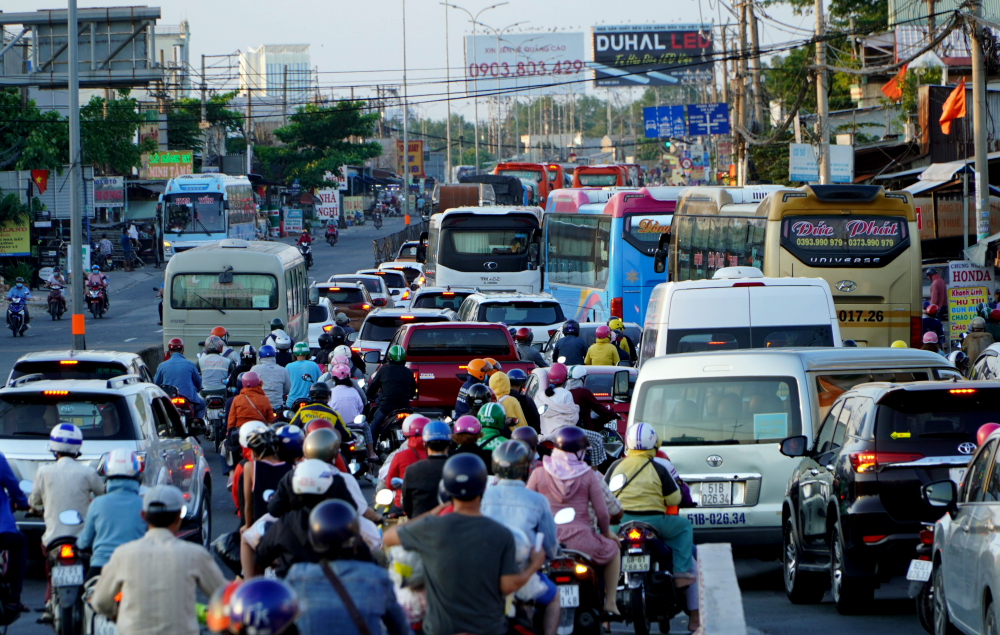 Trên Quốc lộ 1A, cửa ngỏ miền Tây qua huyện Bình Chánh có vài thời điểm dòng xe đông đúc khi ô tô từ cao tốc TPHCM - Trung Lương đổ về giao với lượng xe máy của người dân miền Tây đổ