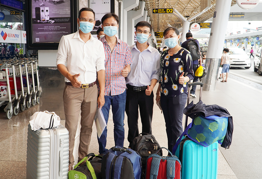 4 bác sĩ, điều dưỡng của Bệnh viện Chợ Rẫy TPHCM lên đường hỗ trợ nước bạn Lào chống COVID-19, ảnh BVCC