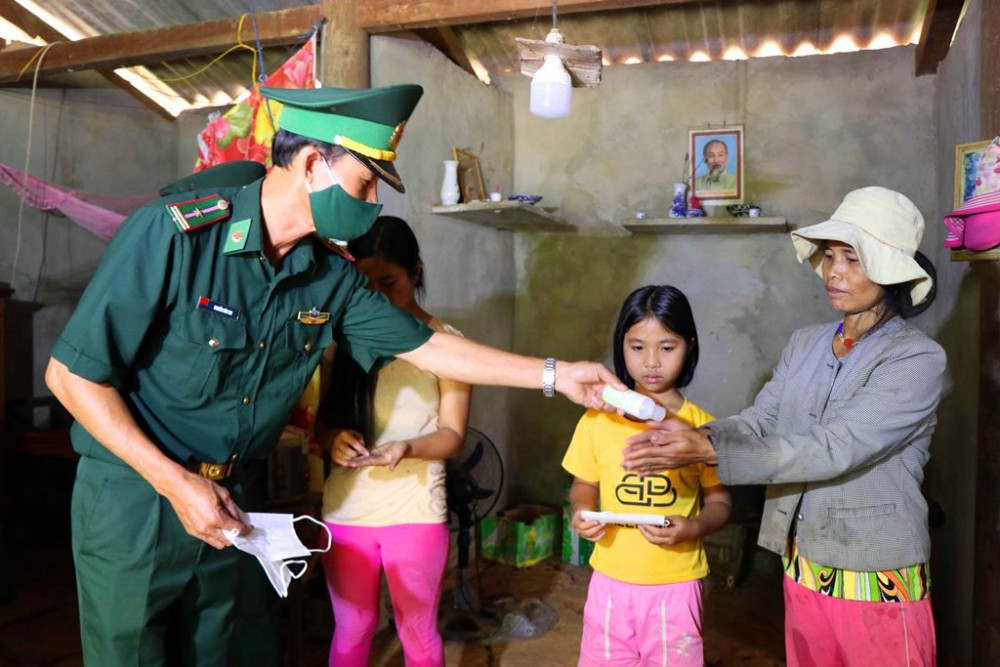 Bộ đội Biên phòng Thừa Thiên - Huế hướng dẫn người dân vùng biên giới Việt - Lào đeo khẩu trang đúng cách để phòng chống dịch bệnh COVID-19