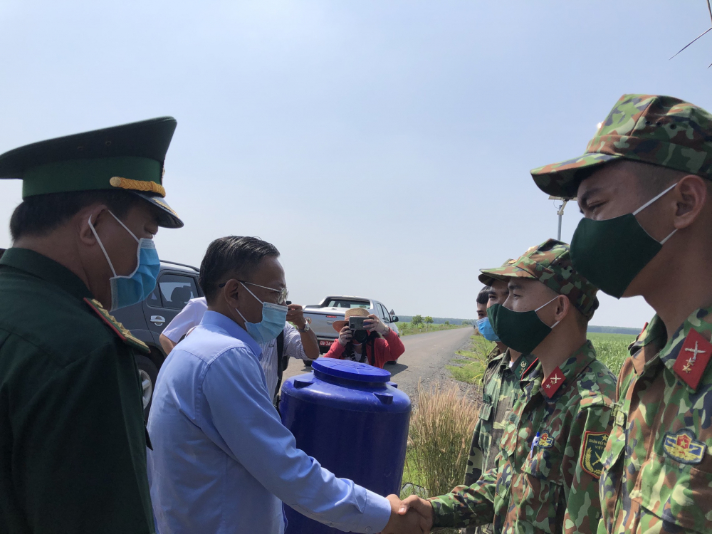 Trưởng Ban Dân vận Thành ủy TPHCM Nguyễn Hữu Hiệp thăm hỏi các chiến sĩ biên phòng tỉnh Tây Ninh.