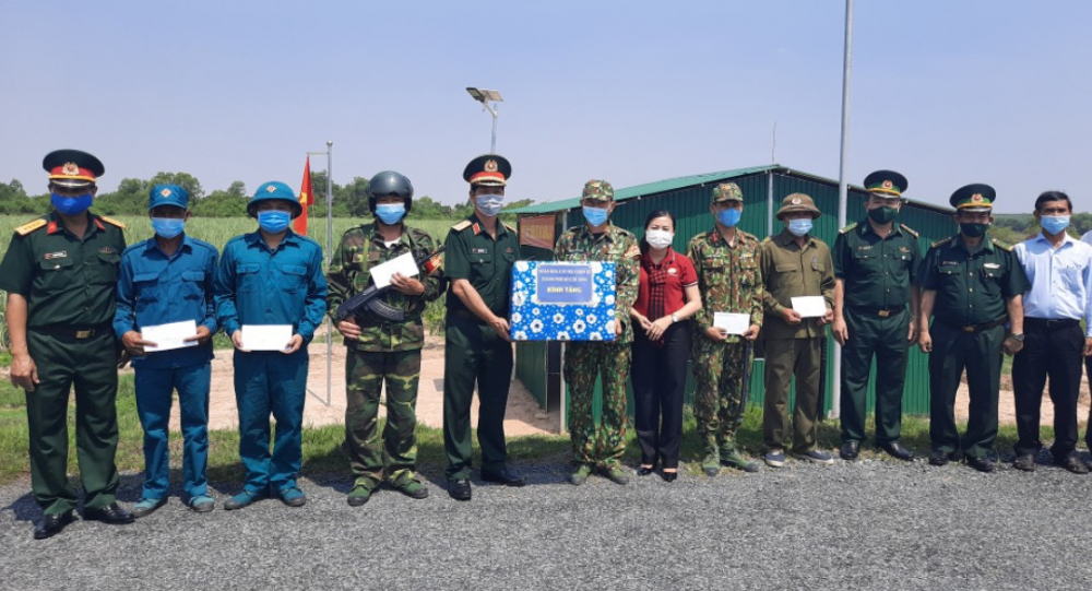 Đoàn cán bộ TPHCM thăm hỏi, động viên các chiến sĩ biên phòng TPHCM tham gia hỗ trợ công tác phòng, chống dịch tại tỉnh Tây Ninh.