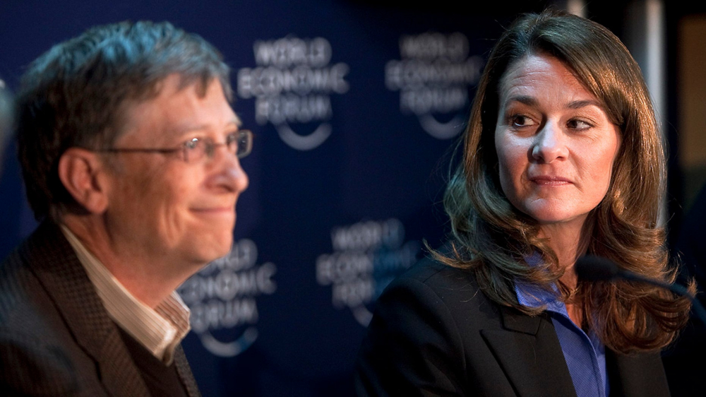 Bill Gates (trái) và Melinda French Gates, đồng chủ tịch của quỹ từ thiện mang tên hai người - Melinda Gates Foundation – tại một cuộc họp báo bên lề cuộc họp thường niên của Diễn đàn Kinh tế Thế giới (WEF) năm 2010 - Ảnh: Bloomberg/Getty Images