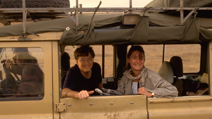 Bill Gates và Melinda trong chuyến đi đến châu Phi vào năm 1993. Họ nhen nhóm ý định thành lập một quỹ từ thiện trong chuyến đi này. Bill Gates và vợ biết nhau từ năm 1987, khi Melinda vào làm việc cho Microsofl. 