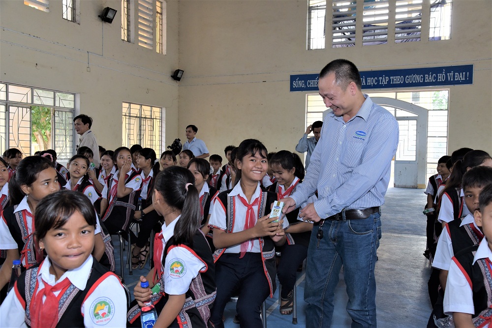 Các em nhỏ nhận sữa từ chương trình Quỹ sữa Vươn cao Việt Nam trong năm 2020. Ảnh: Vinamilk