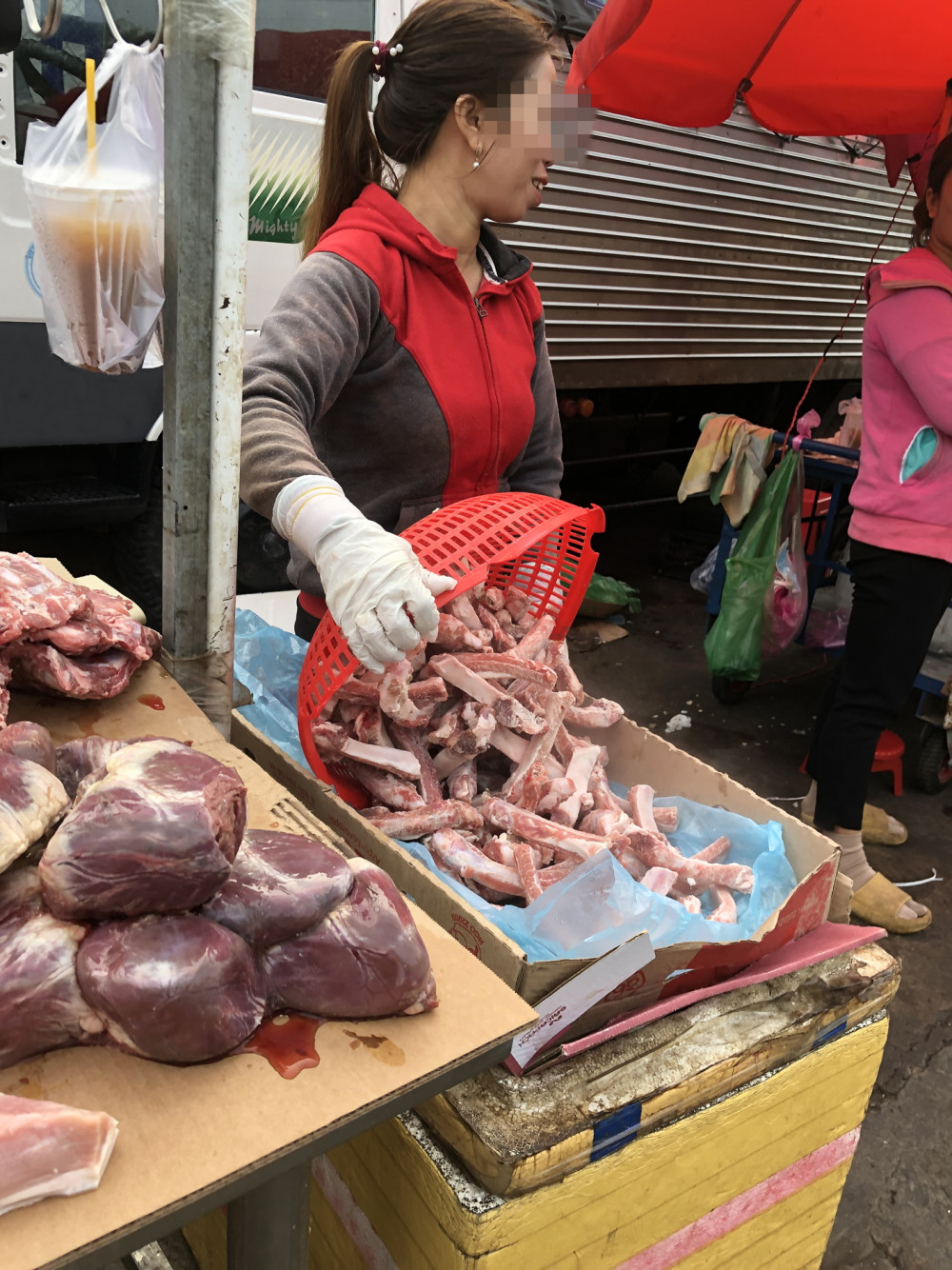 Nhiều loại thịt rã đông bán ở bên hông chợ đầu mối nông sản, thực phẩm Hóc Môn bắt đầu chuyển màu nhưng người tiêu dùng vẫn ghé mua tấp nập do giá rẻ