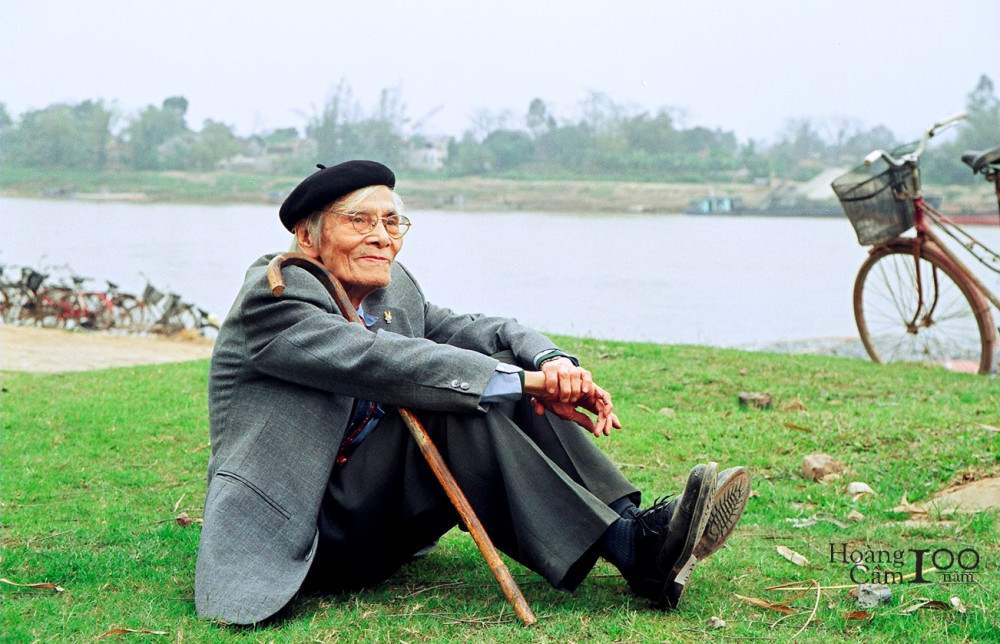 Ảnh chụp nhà thơ Hoàng Cầm năm 2002 