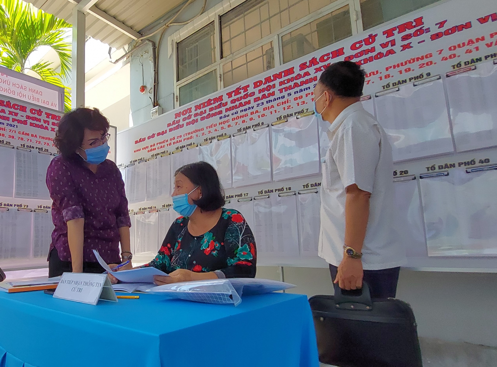 Đoàn giám sát của Ủy ban MTTQ Việt Nam TPHCM giám sát công tác tổ chức bầu cử tại phường 7, quận Phú Nhuận.