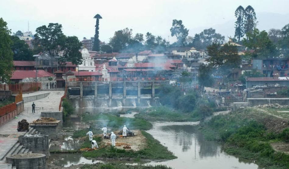 Vì không có không gian bên trong lò hỏa táng do sức chứa hạn chế nên thi hài của những người đã khuất đang được đốt gần bờ sông Bagmati, trong Khuôn viên của ngôi đền Pashupatinath.